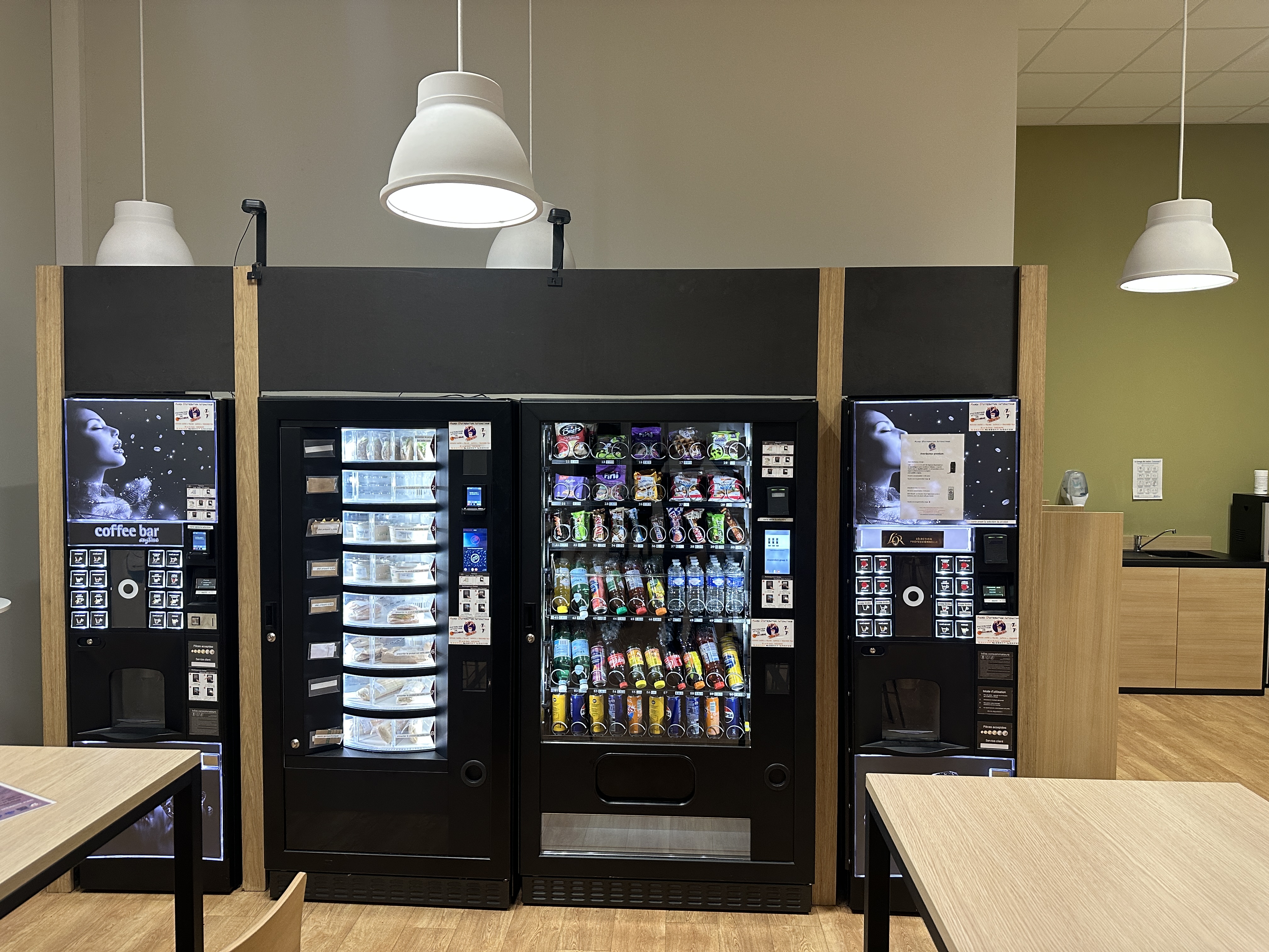 Installation MAURIN complète avec machines à café, distributeurs de boissons, snacking et produits frais