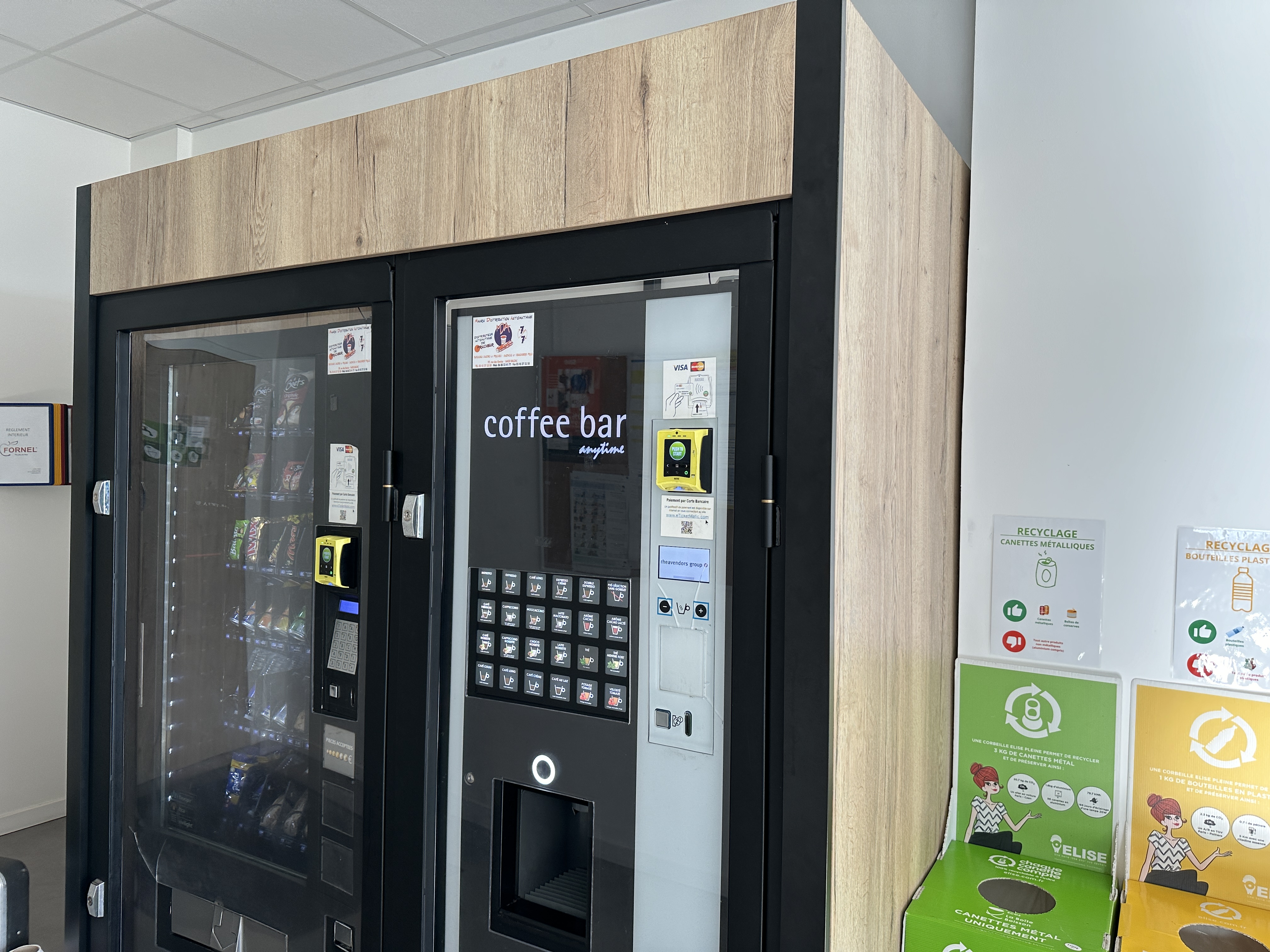 Installation MAURIN avec un mobilier sécurisé autour des distributeurs